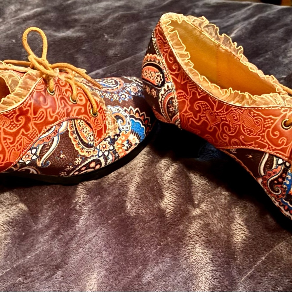 Paisley Patterned Lace-Up Shoes